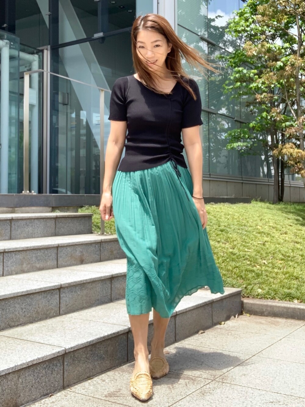 「シンプルコーデ、着回しコーデ、オフィスカジュアル、オフィススタイル、休日スタイル、グリーン、ブラック、アンドクチュール、And Couture、おとなコーデ」｜「And Coutureのアイテム（ニット/セーター、ブラック系）」を使った、aya83★☆★さん（レディース・159cm）の春コーディネートの1枚目の写真