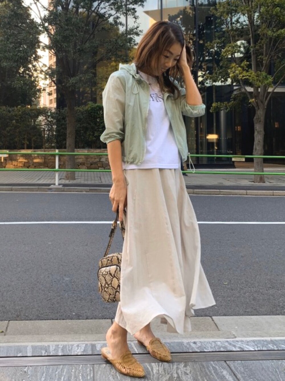 「おしゃれさんと繋がりたい、きれいめカジュアル、春夏コーデ、ベージュ、大人女子、着回しコーデ、シアー、シアースカート、And Couture、アンドクチュール」｜「And Coutureのアイテム（マウンテンパーカー、グリーン系）」を使った、aya83★☆★さん（レディース・159cm）の春コーディネートの1枚目の写真