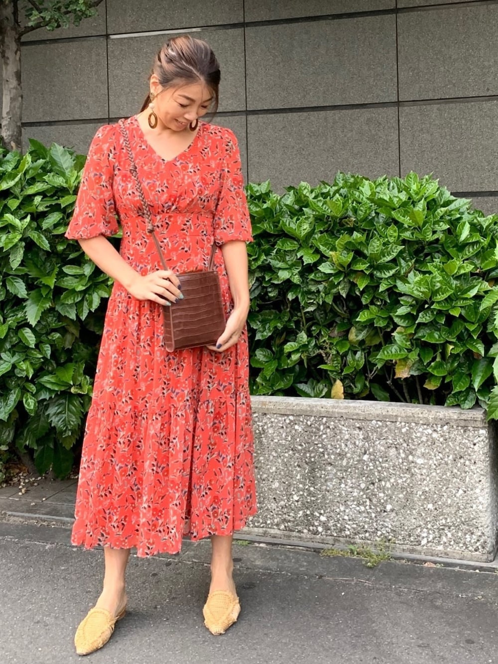 「休日スタイル、おしゃれさんと繋がりたい、花柄ワンピース、花柄、And Couture、アンドクチュール、アルカリ(alcali)、メッシュスリッポン、ショルダーバッグ、ロングワンピース」｜「alcaliのアイテム（シューズ、ベージュ系）」を使った、aya83★☆★さん（レディース・159cm）の春コーディネートの1枚目の写真