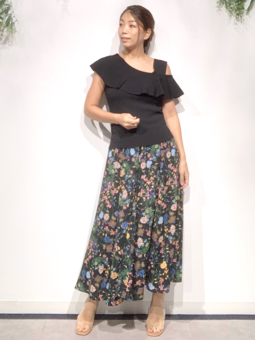 「And Couture、おしゃれさんと繋がりたい、きれいめカジュアル、サンダル、オトナカジュアル、黒コーデ、ボタニカル柄、アンドクチュール、ロングスカート、フリルトップス」｜「And Coutureのアイテム（ニット/セーター、ブラック系）」を使った、aya83★☆★さん（レディース・159cm）の夏コーディネートの1枚目の写真