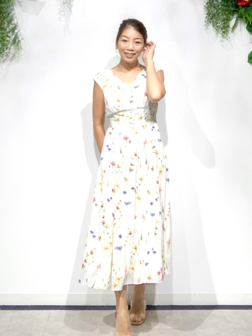 「夏コーデ、花柄、花柄ワンピース、大人ガーリー、ワンピース、ホワイト、アンドクチュール、andcouture、フェミニン、フェミニンスタイル」｜「ZARAのアイテム（サンダル、ホワイト系）」を使った、aya83★☆★さん（レディース・159cm）の夏コーディネートの1枚目の写真