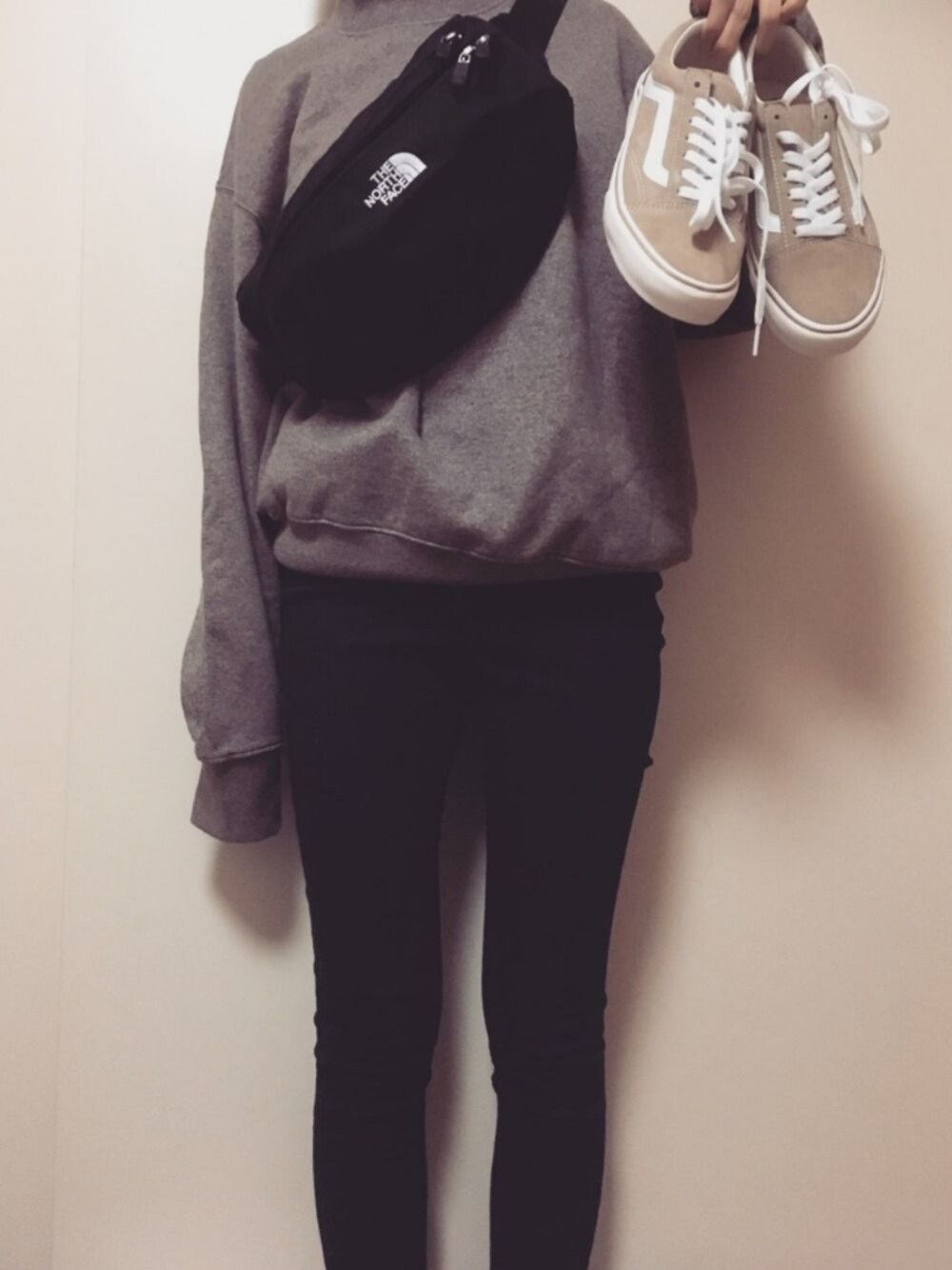 「シンプル、プチプラ、ユニクロ、UNIQLO、UNIQLO U、VANS、THE NORTH FACE、ウエストポーチ、スエット、オールドスクール」｜「THE NORTH FACEのアイテム（ボディバッグ/ウエストポーチ、ブラック系）」を使った、comuさん（レディース・159cm）の春コーディネートの1枚目の写真