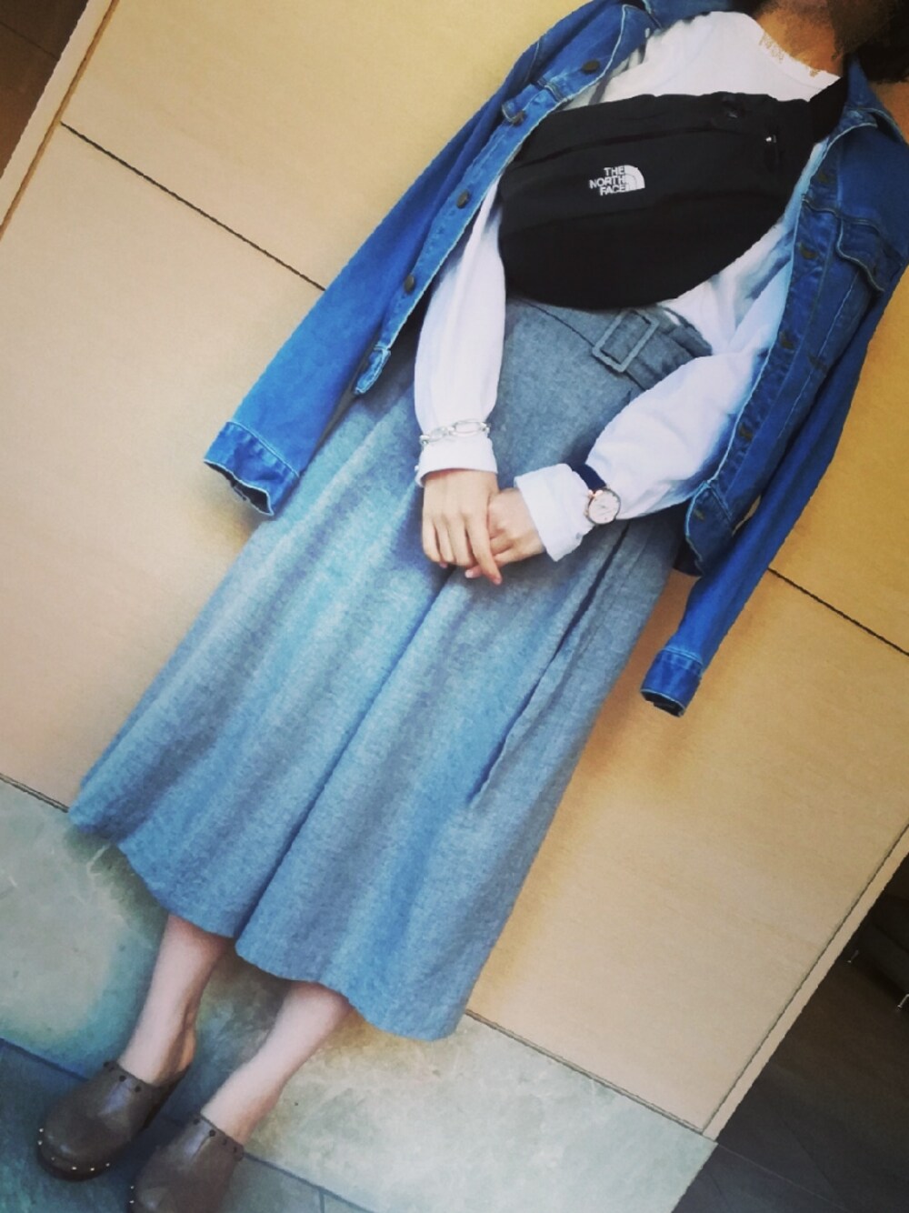 「カジュアルコーデ、デニム、おしゃれさんと繋がりたい、パンツスタイル、ootd、GU、united arrows、春コーデ、ウエストポーチ」｜「kate spade new yorkのアイテム（アナログ腕時計、ブルー系）」を使った、comuさん（レディース・159cm）の春コーディネートの1枚目の写真