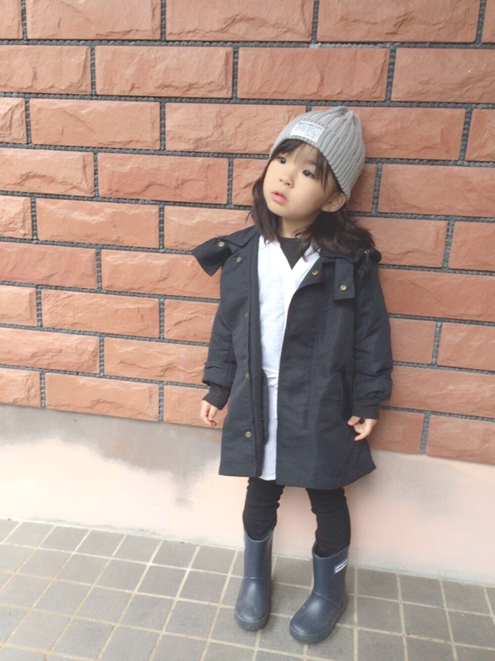 ブラック系のモッズコート、ブラック系のTシャツ/カットソー、ブラック系のその他パンツを着用したキッズの春コーディネートの1枚目の写真