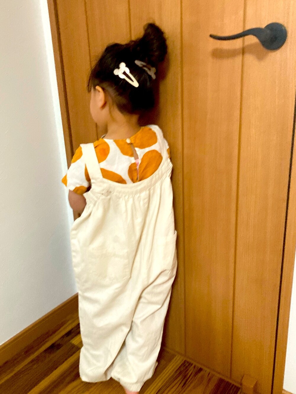 「しまむらのアイテム（つなぎ/オールインワン、ベージュ系）」を使った、home4さん（キッズ・90cm）の春コーディネートの1枚目の写真