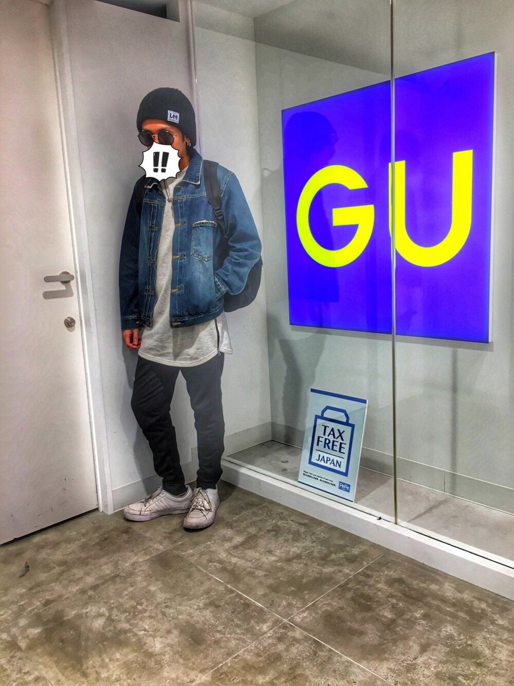 「デニムジャケット、ニット帽、adidas、GU、カジュアル」｜「adidasのアイテム（パンツ、ブラック系）」を使った、Taira Tomoakiさん（メンズ・170cm）の春コーディネートの1枚目の写真