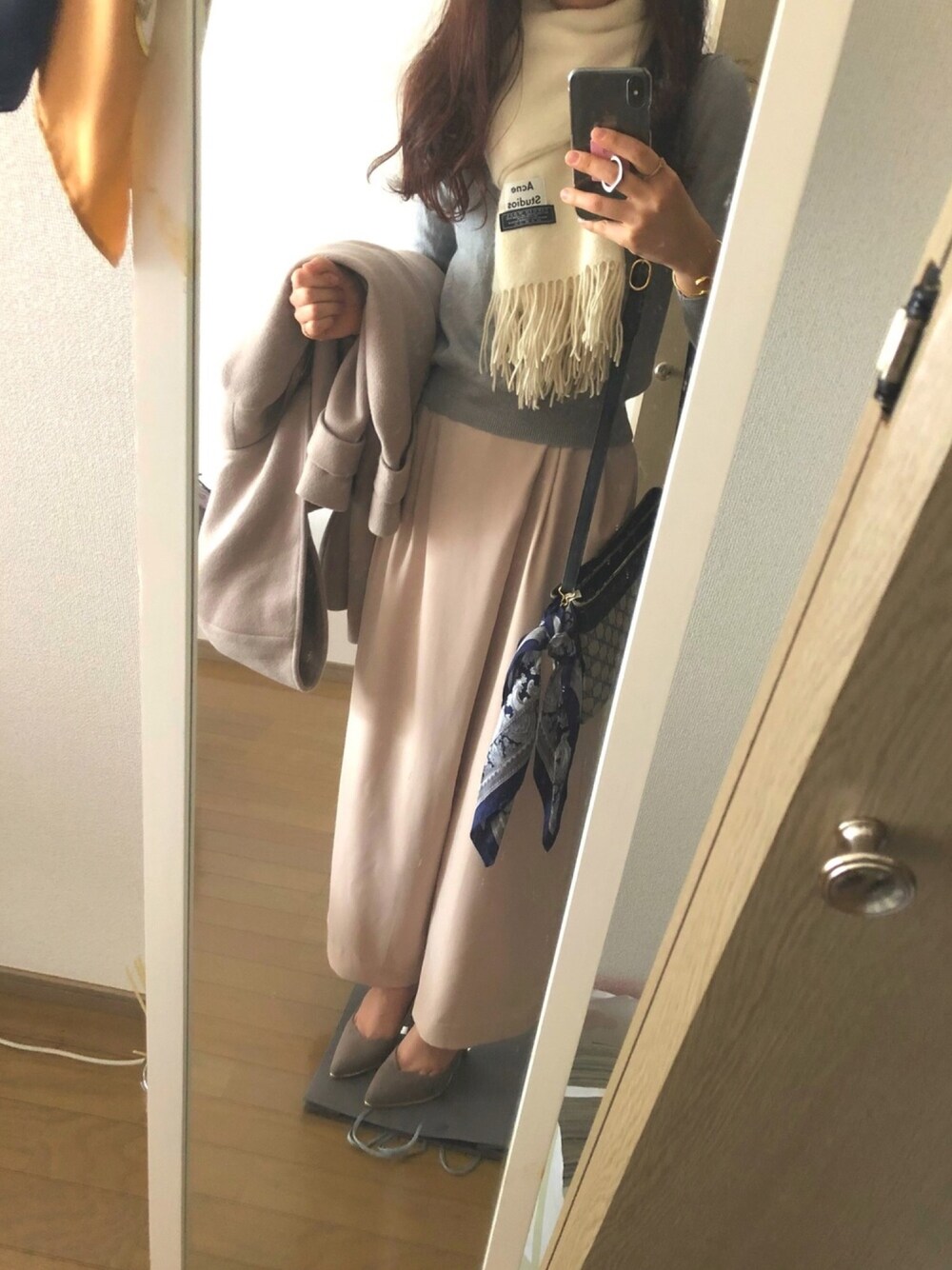 「AcneStudios、グレーコーデ」｜「CAPRICIEUX LE'MAGEのアイテム（パンツ、ホワイト系）」を使った、ま*✴︎さん（レディース・156cm）の冬コーディネートの1枚目の写真
