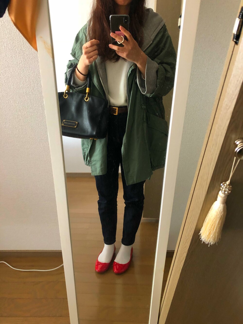 「JEANASISのBIGフードモッズコート/500299（モッズコート、グリーン系）」を使った、ま*✴︎さん（レディース・156cm）の春コーディネートの1枚目の写真