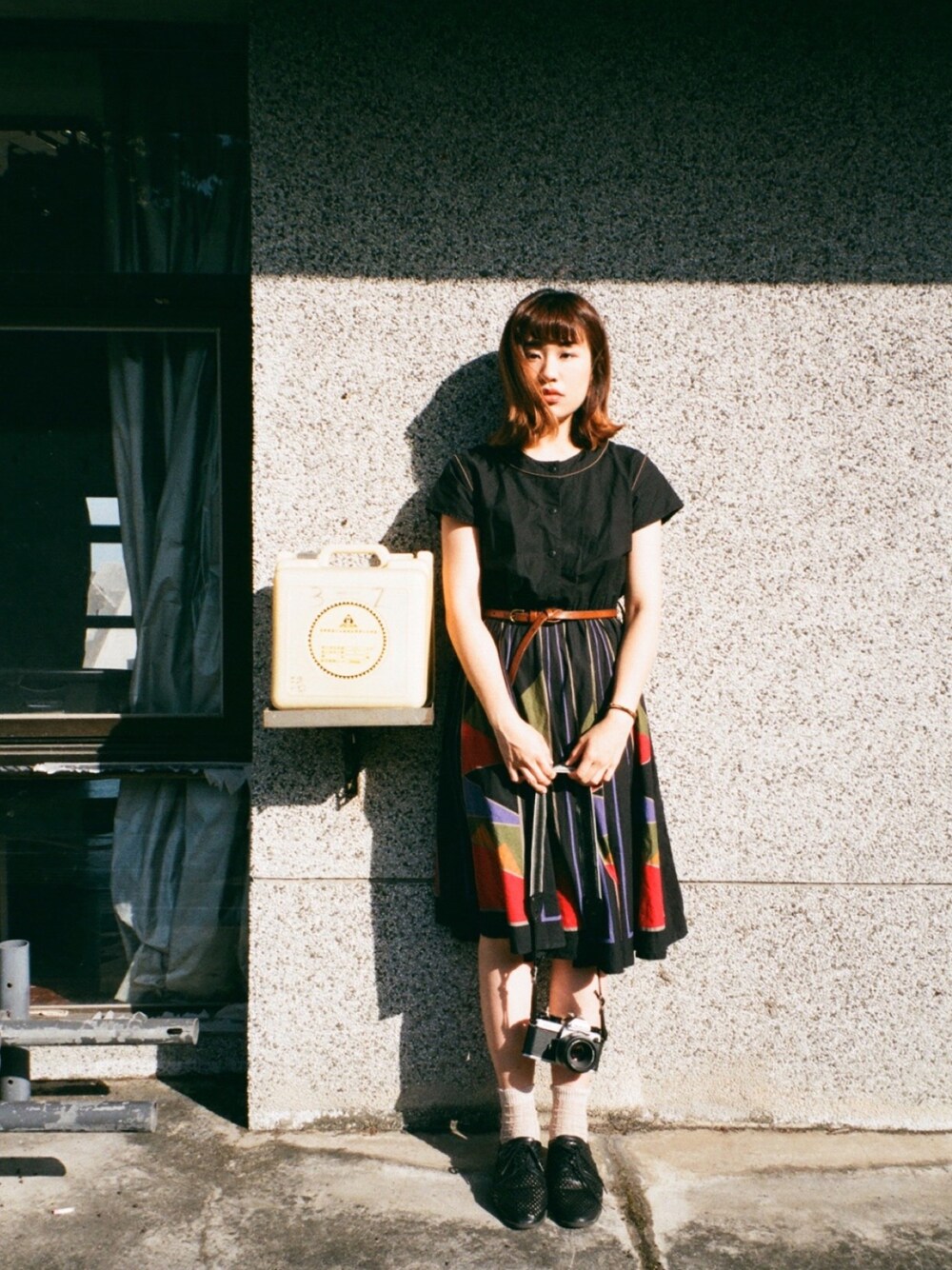 「夏コーデ、vintage、vintage style、古着、古着MIX、古着コーデ、古着ワンピース、カメラ女子、カメラ」｜「VINTAGEのアイテム（ワンピース、ブラック系）」を使った、パピサラさん（レディース・162cm）の夏コーディネートの1枚目の写真