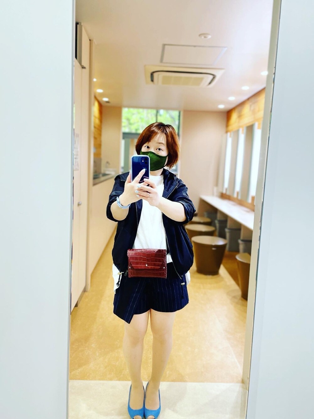 「パンツスタイル、カジュアルコーデ、ショートパンツ、白Tシャツ、黒アウター」｜「CECIL McBEEのアイテム（ナイロンジャケット、ブラック系）」を使った、kyokonsmilingさん（レディース・152cm）の春コーディネートの1枚目の写真