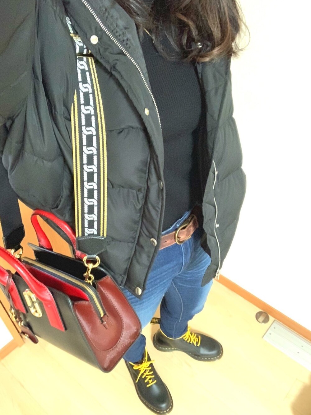 「冬、デニムパンツ、スキニーデニム、ダウンジャケット、カジュアルコーデ、無印良品、Dr.Martens 8ホール、MARC JACOBS、ぽっちゃり」｜「無印良品のアイテム（ニット/セーター、ブラック系）」を使った、tkyuさん（レディース・166cm）の冬コーディネートの1枚目の写真