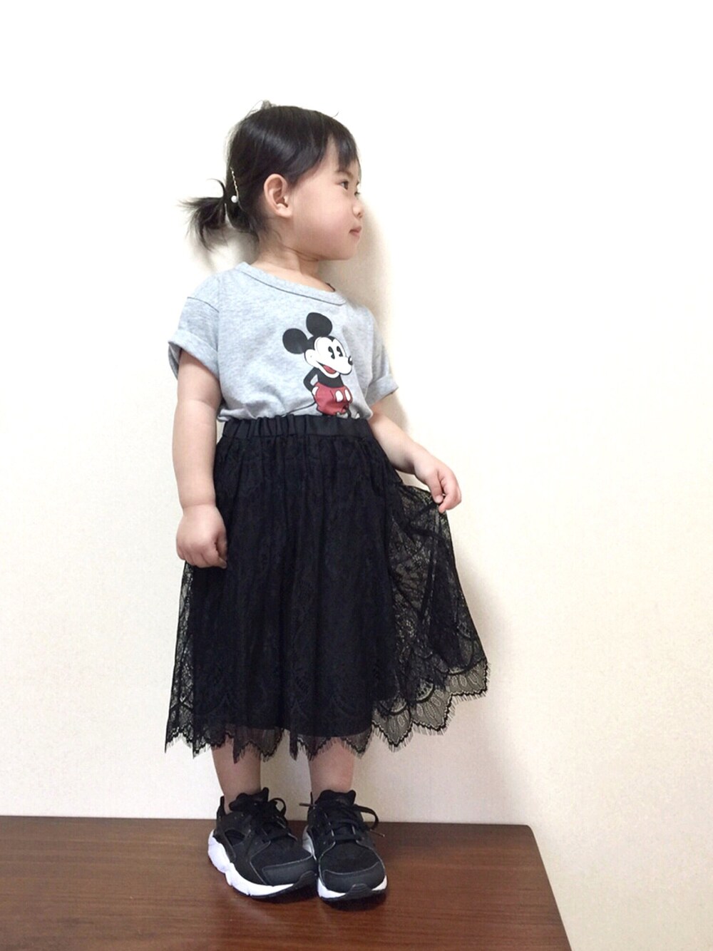 「あおmade妄想、あおmadeフェス、ミッキー、Tシャツ、レース、スカート、ハラチ、ブラック、スニーカー、モノトーン」｜「UNIQLOのアイテム（Tシャツ/カットソー、グレー系）」を使った、bow-changさん（キッズ・90cm）の春コーディネートの1枚目の写真