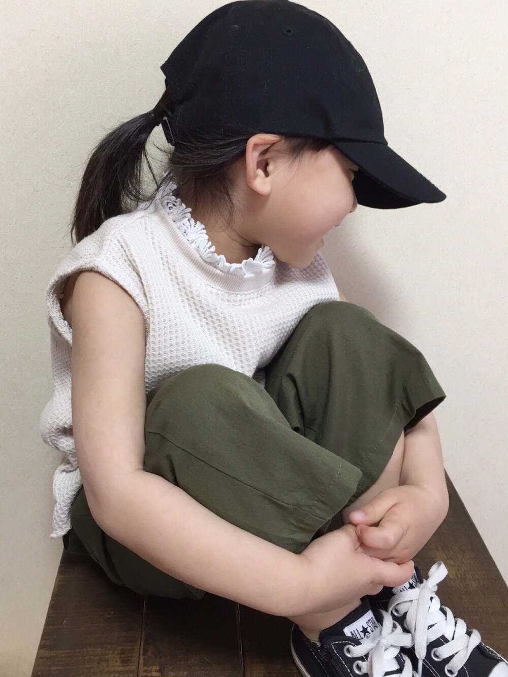 「キッズコーデ、フリル、重ね着、サーマル、ノースリーブ、カーキパンツ、キャップ、コンバース、おしゃれさんと繋がりたい」｜「CIAOPANIC TYPYの【ママとお揃い】キッズワッフルノースリーブTee（Tシャツ/カットソー、ベージュ系）」を使った、bow-changさん（キッズ・90cm）の春コーディネートの1枚目の写真