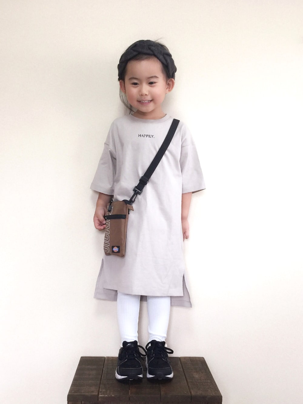 「kids、ヘアバンド、チュニック、リブレギンス、ナイキ、ハラチ、ディッキーズ(Dickies)、シンプル、ロゴT、おしゃれさんと繋がりたい」｜「CIAOPANIC TYPYのロゴ刺繍チュニックTEE（Tシャツ/カットソー、ベージュ系）」を使った、bow-changさん（キッズ・100cm）の秋コーディネートの1枚目の写真