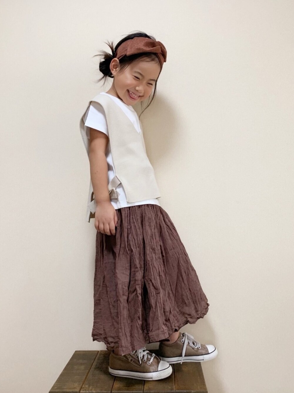 ベージュ系のニット/セーター、ホワイト系のTシャツ/カットソー、ブラウン系のその他パンツを着用したキッズの秋コーディネートの1枚目の写真