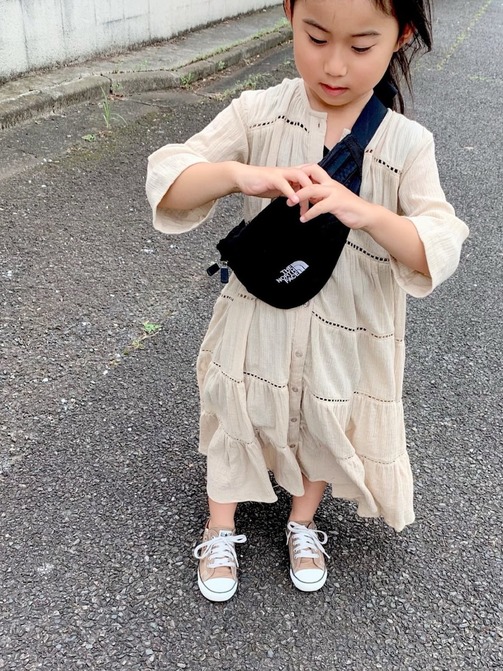「チェッカーずまつり2019秋告知、ベージュ、ティアードワンピース、ロングワンピース、シンプル、ウエストポーチ、ブラウンコンバース、チャオパニックティピー(CIAOPANIC TYPY)、THE NORTH FACE、おしゃれさんと繋がりたい」｜「CIAOPANIC TYPYの【ママとおそろい】indiaティアードワンピース（ワンピース、ベージュ系）」を使った、bow-changさん（キッズ・104cm）の秋コーディネートの1枚目の写真
