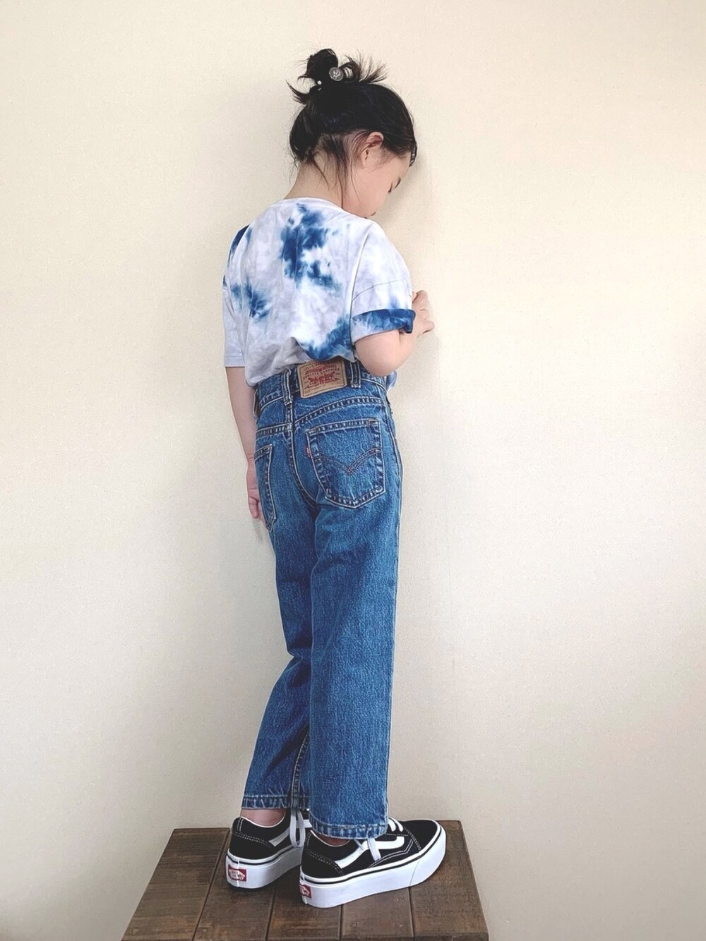 「VANS、リーバイス、古着MIX、スニーカーコーデ、タイダイ柄、シンプル、カジュアル、キッズファッション、夏コーデ」｜「LOWRYS FARMのタイダイＴＥＥ　888242（Tシャツ/カットソー、ブルー系）」を使った、bow-changさん（キッズ・110cm）の夏コーディネートの1枚目の写真