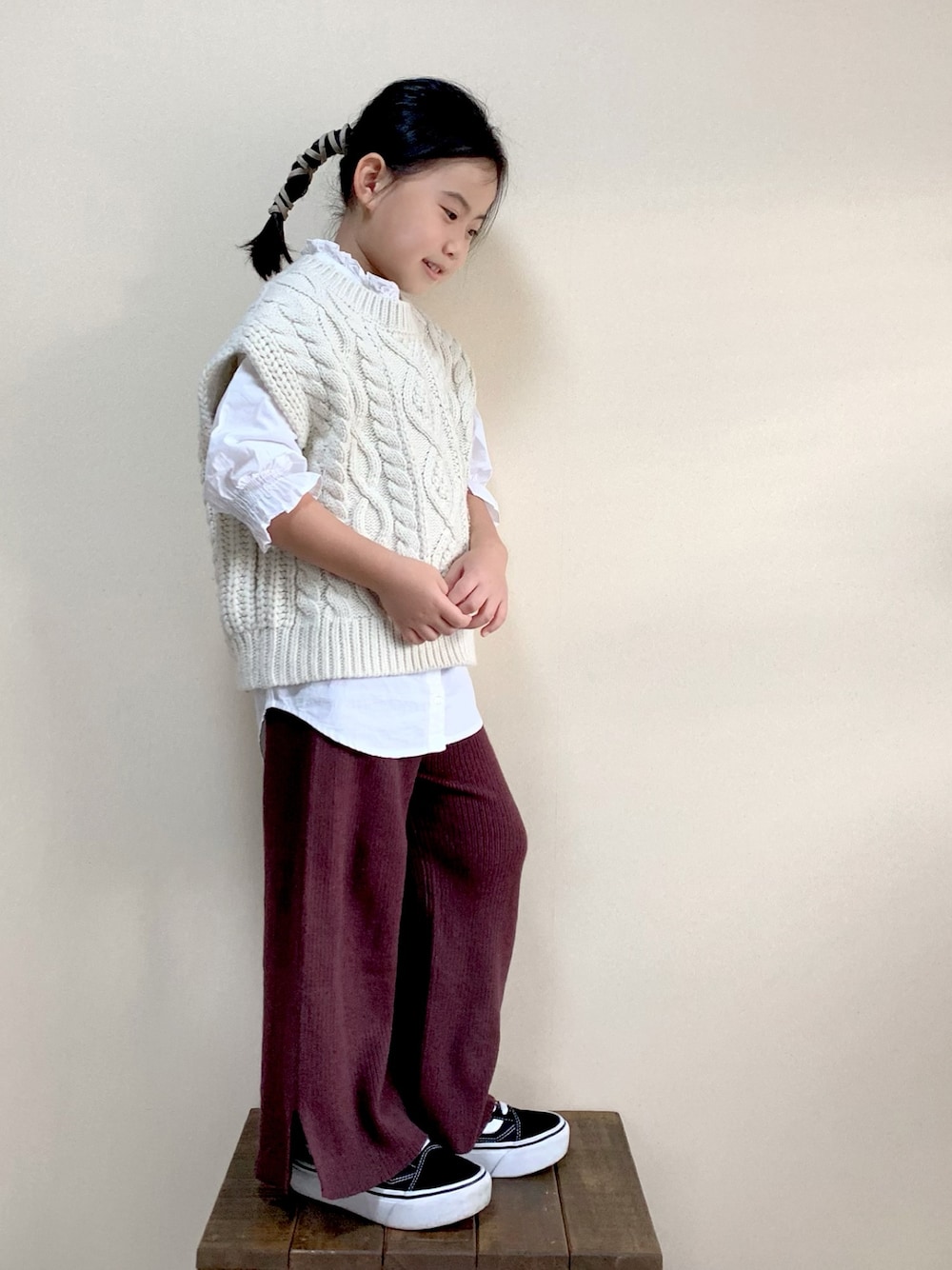 「キッズコーデ、ニットベスト、ニットパンツ、ブラウン、スタンドカラー、秋コーデ、ワイヤーポニー、リンクコーデ、VANS、スニーカーコーデ」｜「CIAOPANIC TYPYの手編みライクベスト（ニット/セーター、ホワイト系）」を使った、bow-changさん（キッズ・110cm）の秋コーディネートの1枚目の写真
