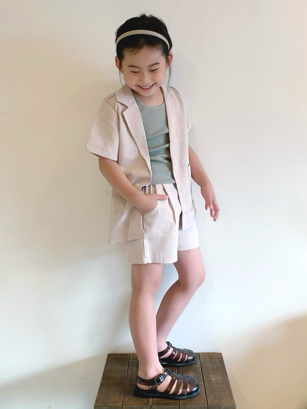 「これが私をアゲる服、初夏コーデ、セットアップ、ベージュ、サンダル、カチューシャ、韓国子供服、プチプラ、ショートパンツ、ジャケット」｜「韓国子供服のアイテム（スーツセット、ベージュ系）」を使った、bow-changさん（キッズ・120cm）の春コーディネートの1枚目の写真