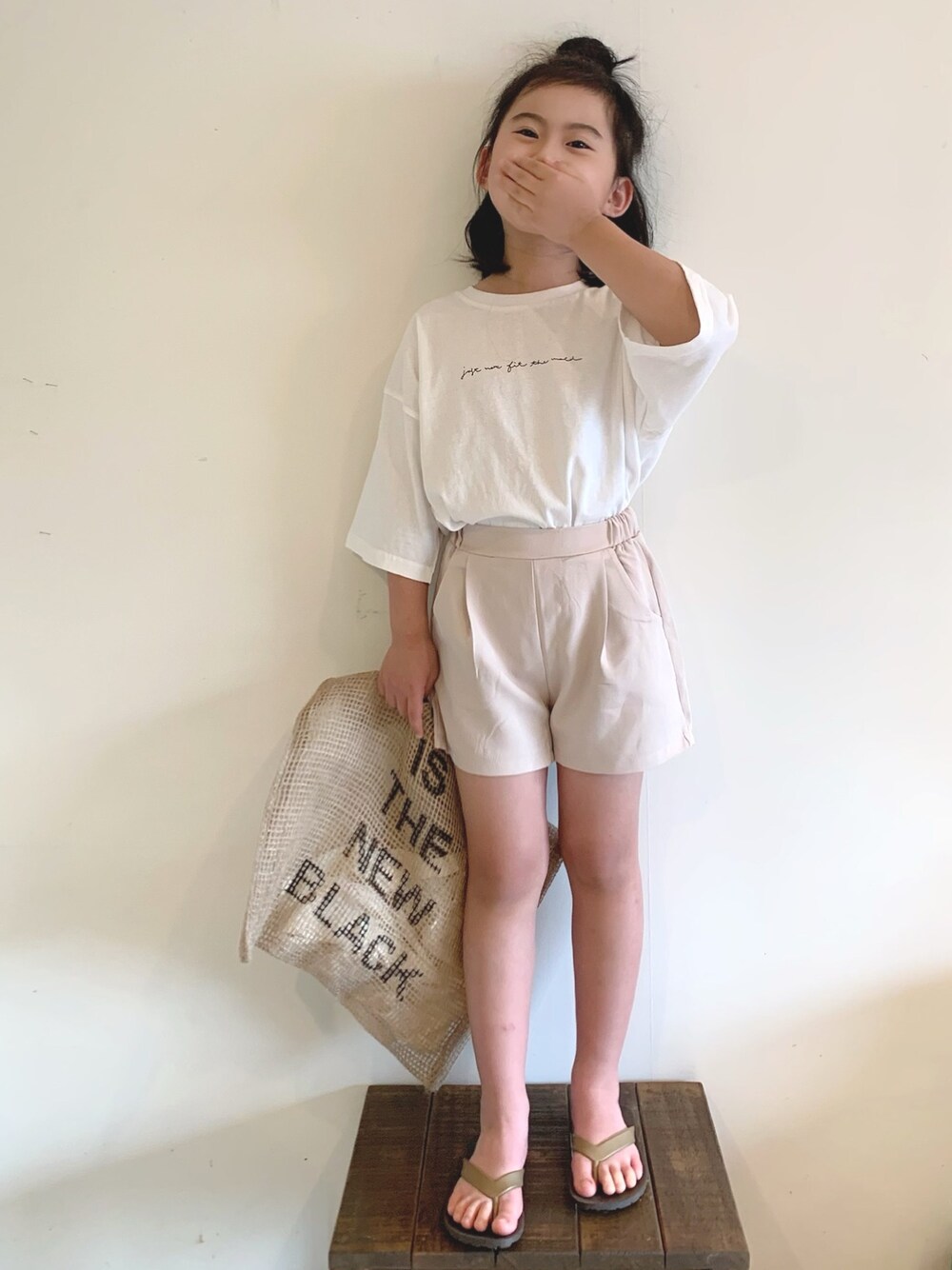 「ロゴT、白Tシャツ、ショートパンツ、ハイウエスト、タックイン、ビーチサンダル、トートバッグ、夏コーデ、シンプルコーデ、プチプラ」｜「LOWRYS FARMのフォトプリントＴＥＥＳＳ　938940（Tシャツ/カットソー、ホワイト系）」を使った、bow-changさん（キッズ・120cm）の夏コーディネートの1枚目の写真