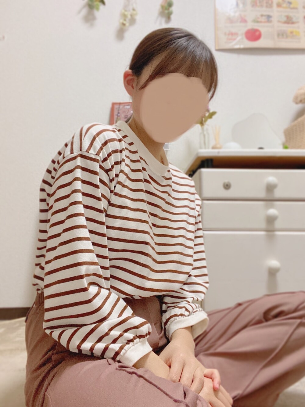 「私の推しブランド、カジュアル、今日のコーデ、ゆるコーデ、はるコーデ、ボーダー、部屋撮り、春色、くすみカラー、お洒落さんとつながりたい」｜「INGNIのアイテム（Tシャツ/カットソー、ホワイト系）」を使った、いぬぬさん（レディース・158cm）の冬コーディネートの1枚目の写真