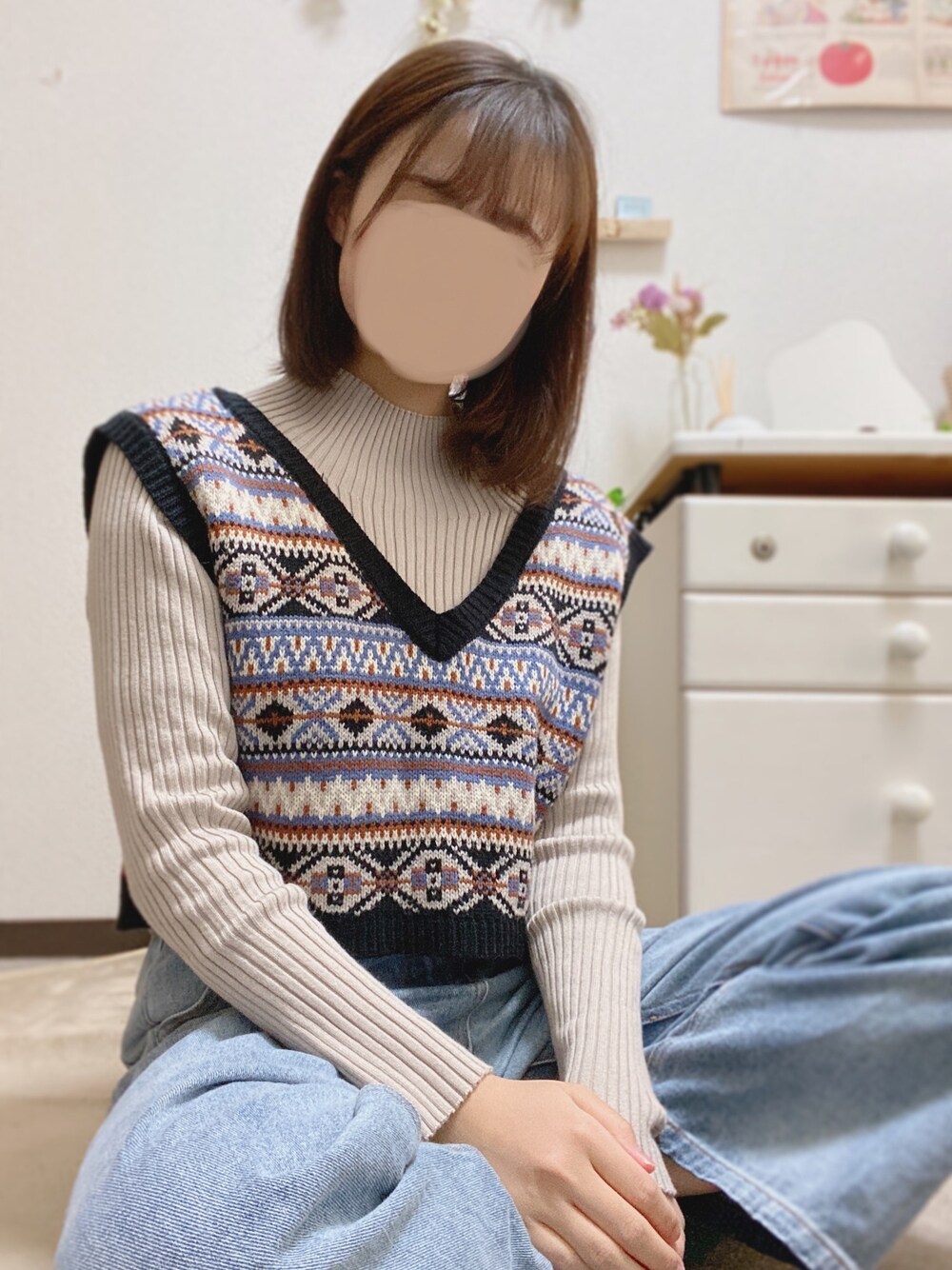 「休日コーデ、ベスト、オトナ女子、オトナカジュアル、シンプル、プチプラ、タートルネック、スニーカー、デニム」｜「RETRO GIRLのアイテム（ベスト、ブラック系）」を使った、いぬぬさん（レディース・158cm）の冬コーディネートの1枚目の写真