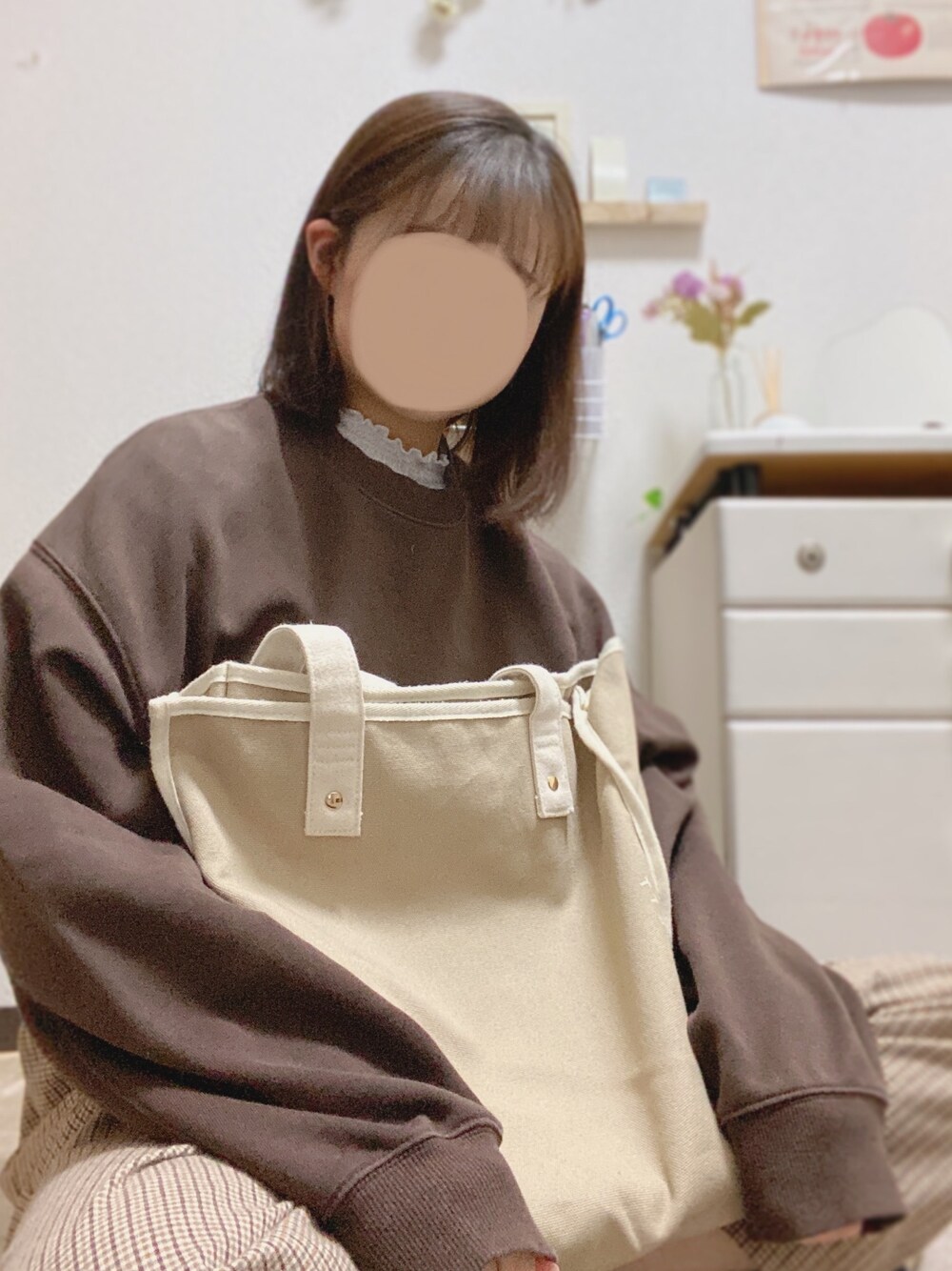 「オトナカジュアル、ワントーンコーデ、ベージュ、ブラウン、休日コーデ、トートバッグ、春、パンツスタイル、メンズライク、ブラウス」｜「GUのアイテム（スウェット、ブラウン系）」を使った、いぬぬさん（レディース・158cm）の冬コーディネートの1枚目の写真