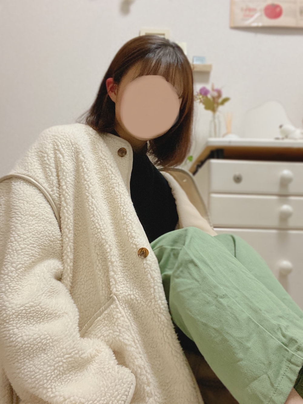 「春、休日スタイル、カジュアル、着回しコーデ、デニムパンツ、グリーン、ホワイト、コート、ボア、黒」｜「forksy.の【forksy.】オーバーサイズボアパイピングロングコート（ムートンコート、ホワイト系）」を使った、いぬぬさん（レディース・158cm）の冬コーディネートの1枚目の写真