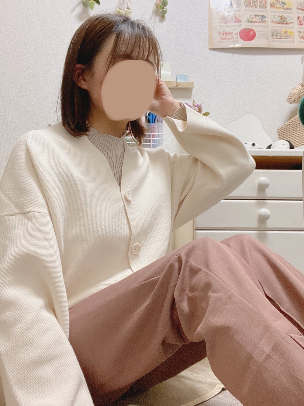 「オトナカジュアル、今日のコーデ、はるコーデ、おしゃれさんと繋がりたい、パンツスタイル、カジュアル、春カラー、#春コーデ、UNIQLO、2021春新作」｜「UNIQLOのミラノリブショートVネックカーディガン（長袖）（カーディガン/ボレロ、ホワイト系）」を使った、いぬぬさん（レディース・158cm）の冬コーディネートの1枚目の写真