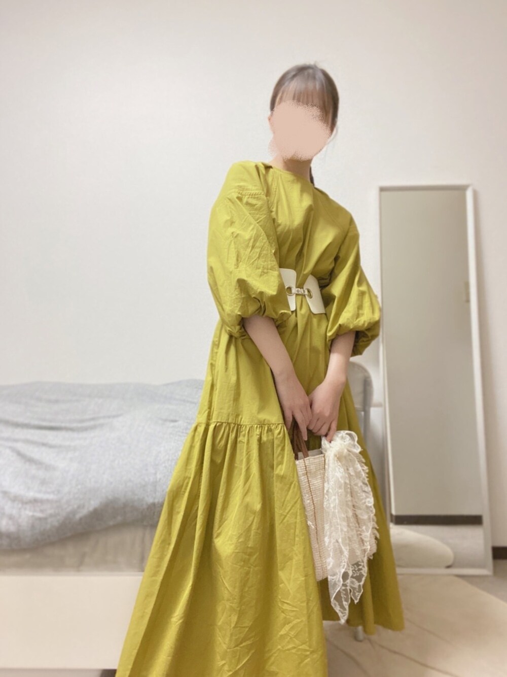「ロングワンピース、休日コーデ、カスタネ、リラックススタイル、はるコーデ、ボリューム袖、春カラー、グリーン、シンプル」｜「Kastaneの配色ステッチバルーン袖ワンピース（ワンピース、グリーン系）」を使った、いぬぬさん（レディース・158cm）の春コーディネートの1枚目の写真