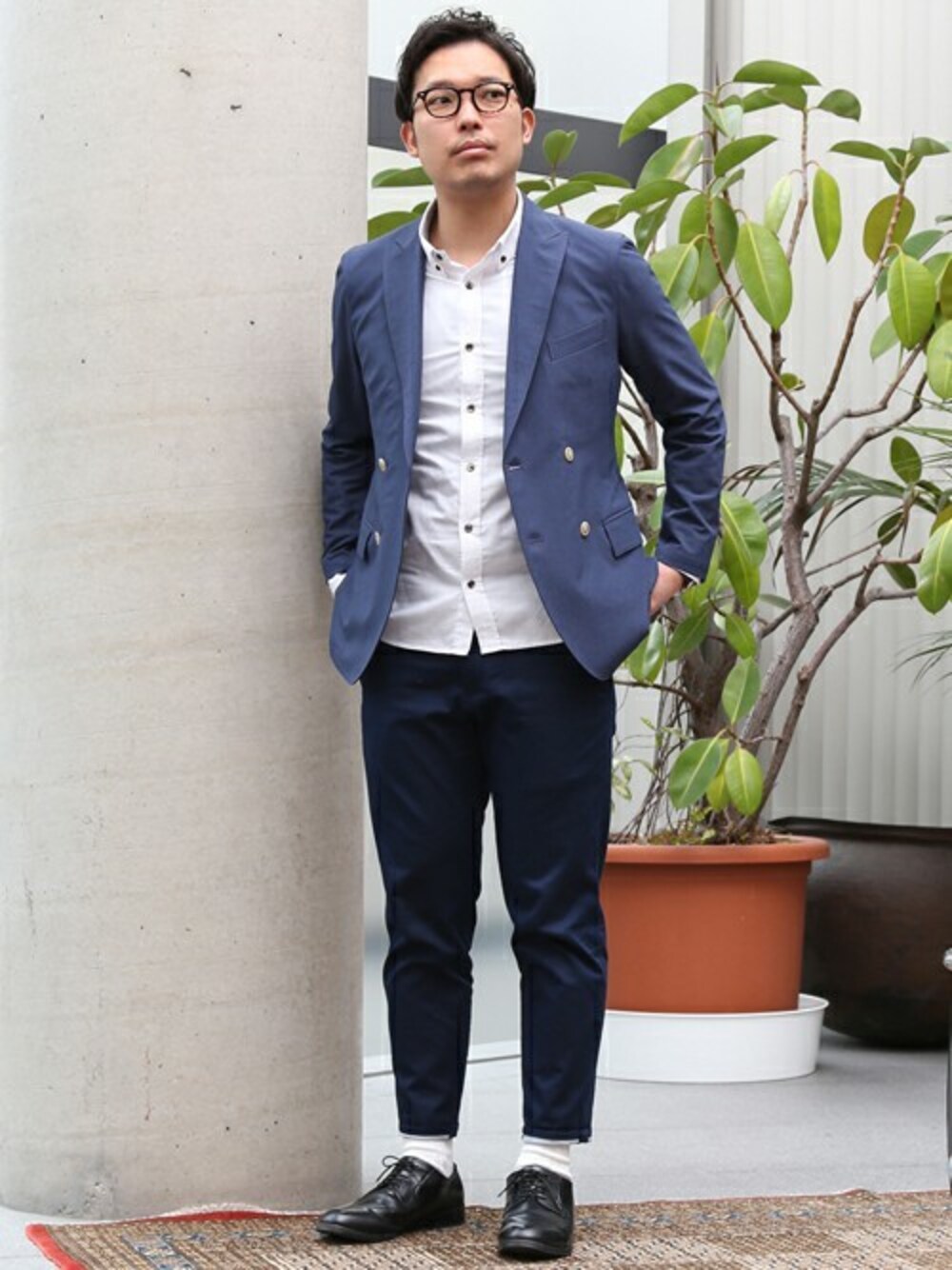 「ダブルジャケット、ダブルブレスト、メンズメルローズ、MEN'SMELROSE」｜「MEN'S MELROSEの撥水加工2WAYストレッチバックピケダブルブレストジャケット（テーラードジャケット、ブルー系）」を使った、キンシさん（メンズ・177cm）の春コーディネートの1枚目の写真