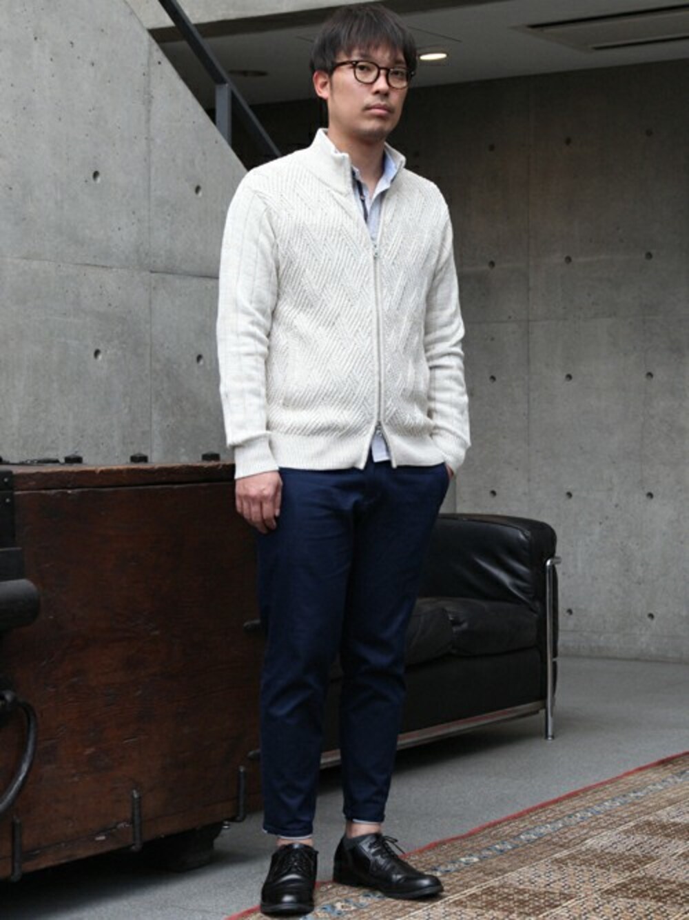 「カーディガン、冬コーデ、メンズメルローズ、ニットブルゾン、MEN'SMELROSE」｜「MEN'S MELROSEの[洗濯可能]スタンドカラーニットブルゾン（カーディガン/ボレロ、ホワイト系）」を使った、キンシさん（メンズ・177cm）の秋コーディネートの1枚目の写真