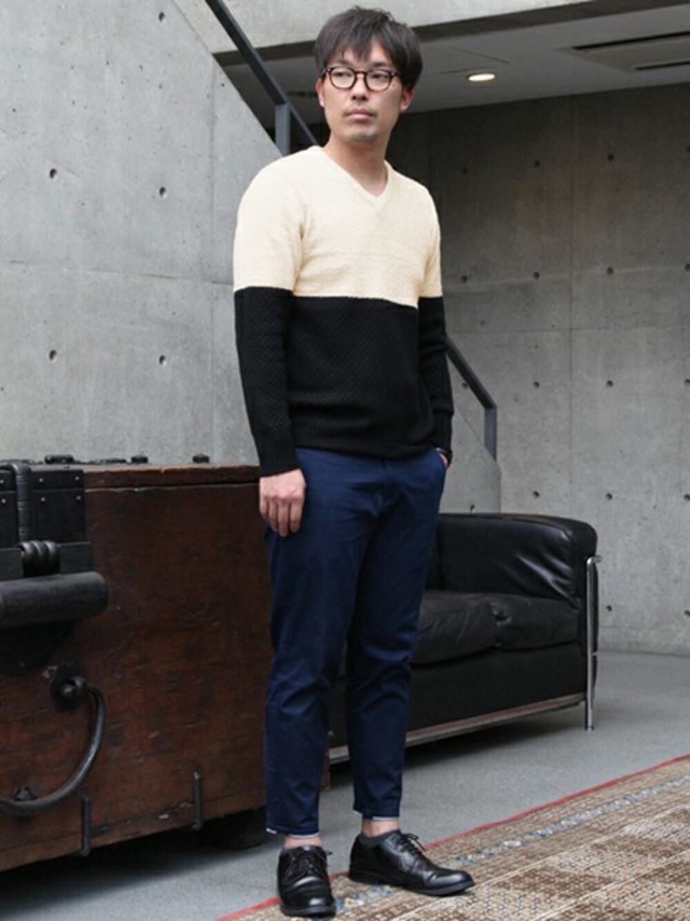 「ニット、バイカラー、冬コーデ、Vネックニット、バイカラーニット、メンズメルローズ、フェザーヤーン」｜「MEN'S MELROSEのメランジフェザーヤーンニット（ニット/セーター、ブラック系）」を使った、キンシさん（メンズ・177cm）の冬コーディネートの1枚目の写真
