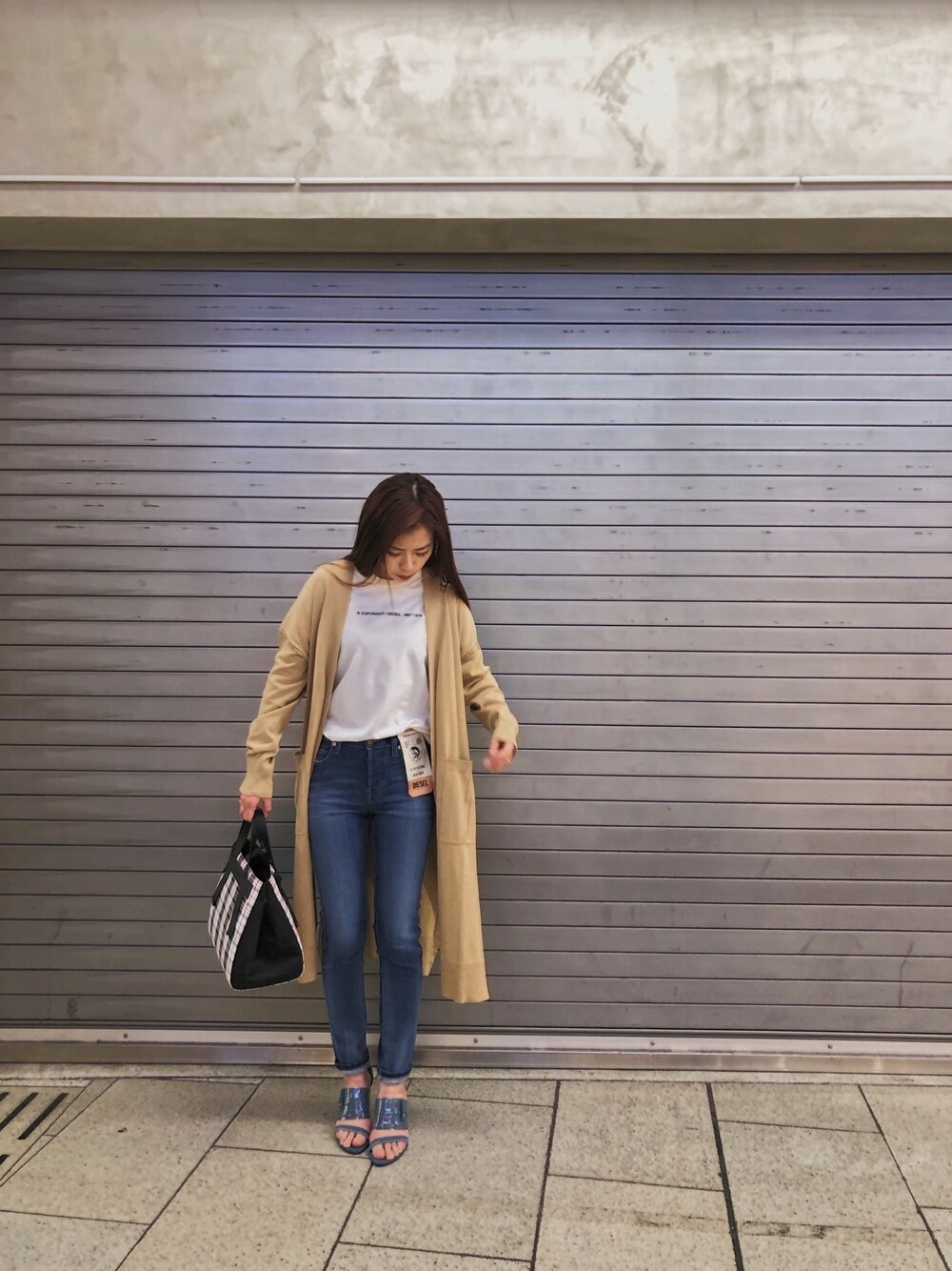 ホワイト系のTシャツ/カットソー、ブルー系のデニムパンツ、ブルー系のサンダルを着用したレディースの春コーディネートの1枚目の写真