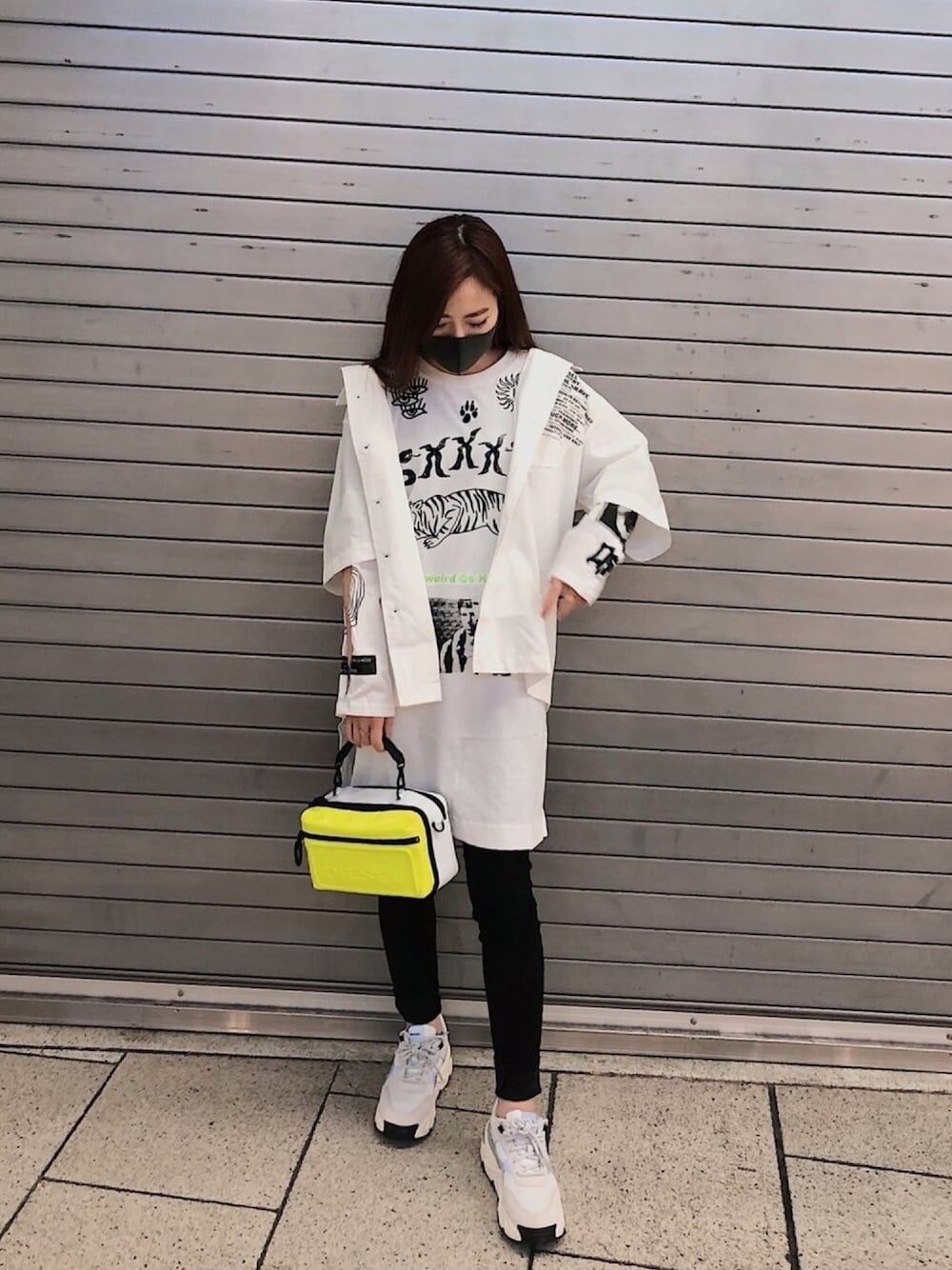ホワイト系のTシャツ/カットソー、ホワイト系のシャツ/ブラウス、イエロー系のハンドバッグを着用したレディースの春コーディネートの1枚目の写真