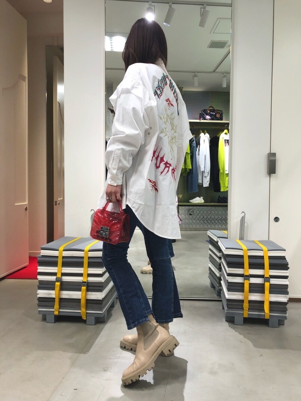 ホワイト系のシャツ/ブラウス、ピンク系のショルダーバッグ、ブルー系のデニムパンツを着用したレディースの春コーディネートの1枚目の写真