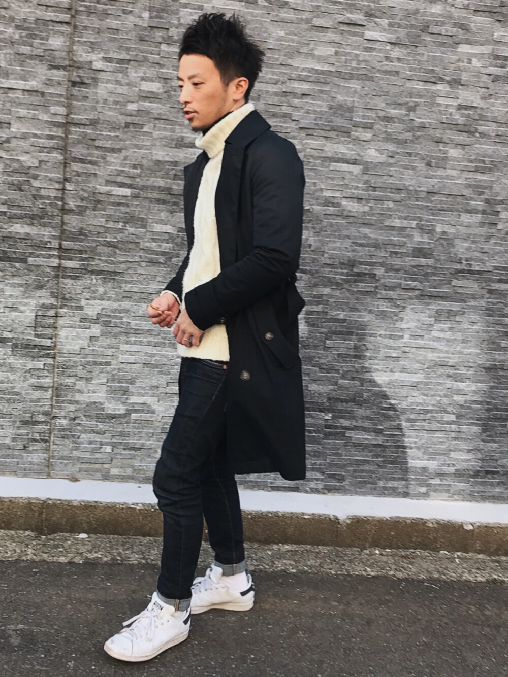 「大人カジュアル、ハイネック、ケーブルニット、トレンチコート、スキニーデニム、スニーカー」｜「DHOLICのアイテム（ニット/セーター、ホワイト系）」を使った、KEIJIさん（メンズ・170cm）の冬コーディネートの1枚目の写真