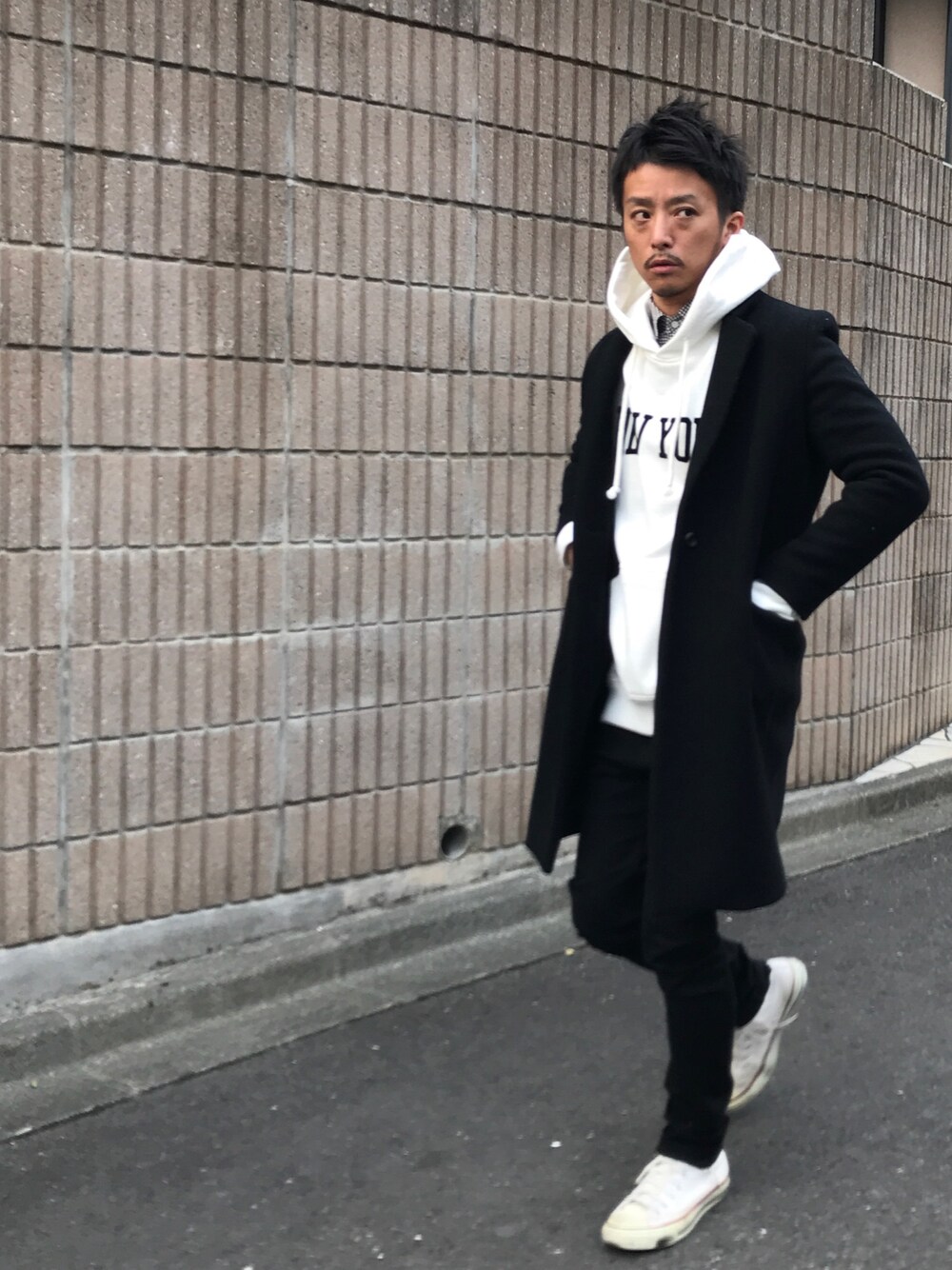 「ビッグシルエット、パーカー、チェスターコート、スキニー、モノトーン、スニーカー、ギンガムチェック、白、黒」｜「BEAUTY&YOUTH UNITED ARROWSの【WEB限定】by ∴ ギンガムチェック タイニー ボタンダウンシャツ（シャツ/ブラウス、ブラック系）」を使った、KEIJIさん（メンズ・170cm）の冬コーディネートの1枚目の写真