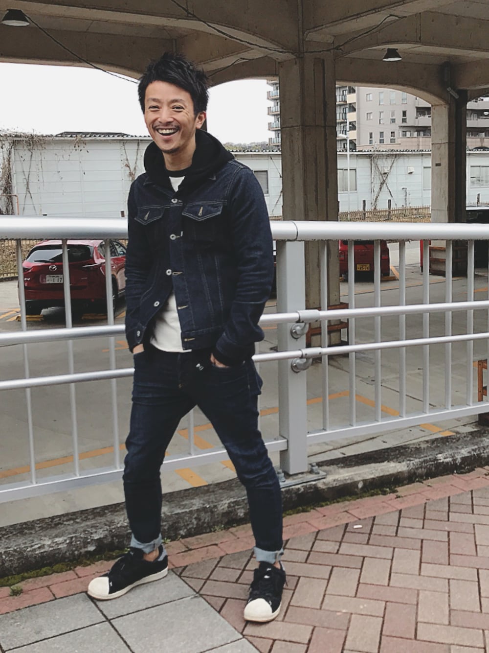 「大人カジュアル、春コーデ、カジュアルコーデ、シンプルコーデ、デニム、adidas、デニムジャケット、Gジャン、スキニーデニム、ラグランTシャツ」｜「Uncut Boundのアイテム（Tシャツ/カットソー、ホワイト系）」を使った、KEIJIさん（メンズ・170cm）の春コーディネートの1枚目の写真