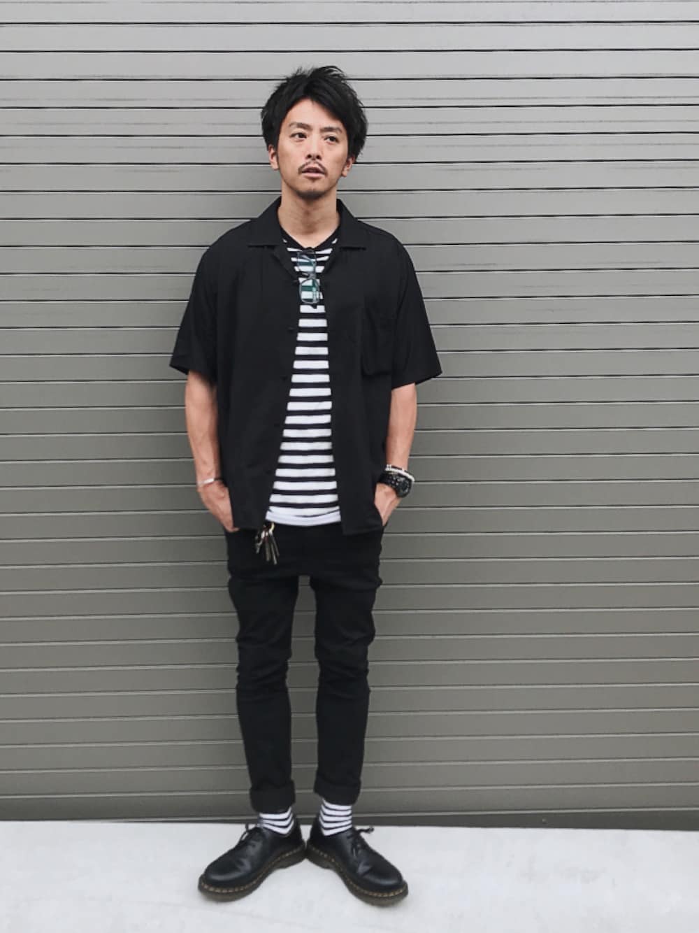 ブラック系のシャツ/ブラウス、その他のTシャツ/カットソー、ブラック系のデニムパンツを着用したメンズの春コーディネートの1枚目の写真