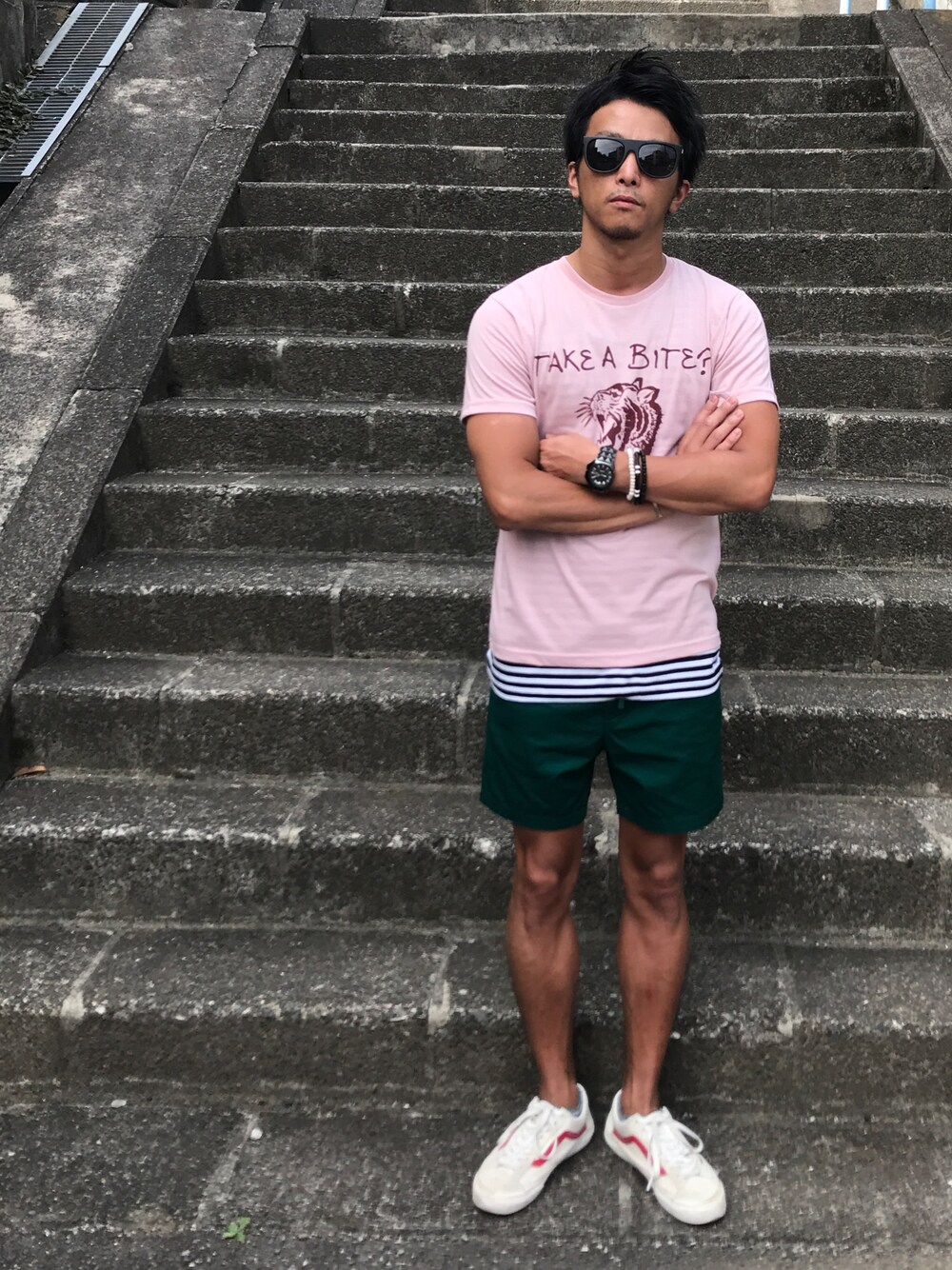 ピンク系のTシャツ/カットソー、その他のタンクトップ、ホワイト系のスニーカーを着用したメンズの夏コーディネートの1枚目の写真