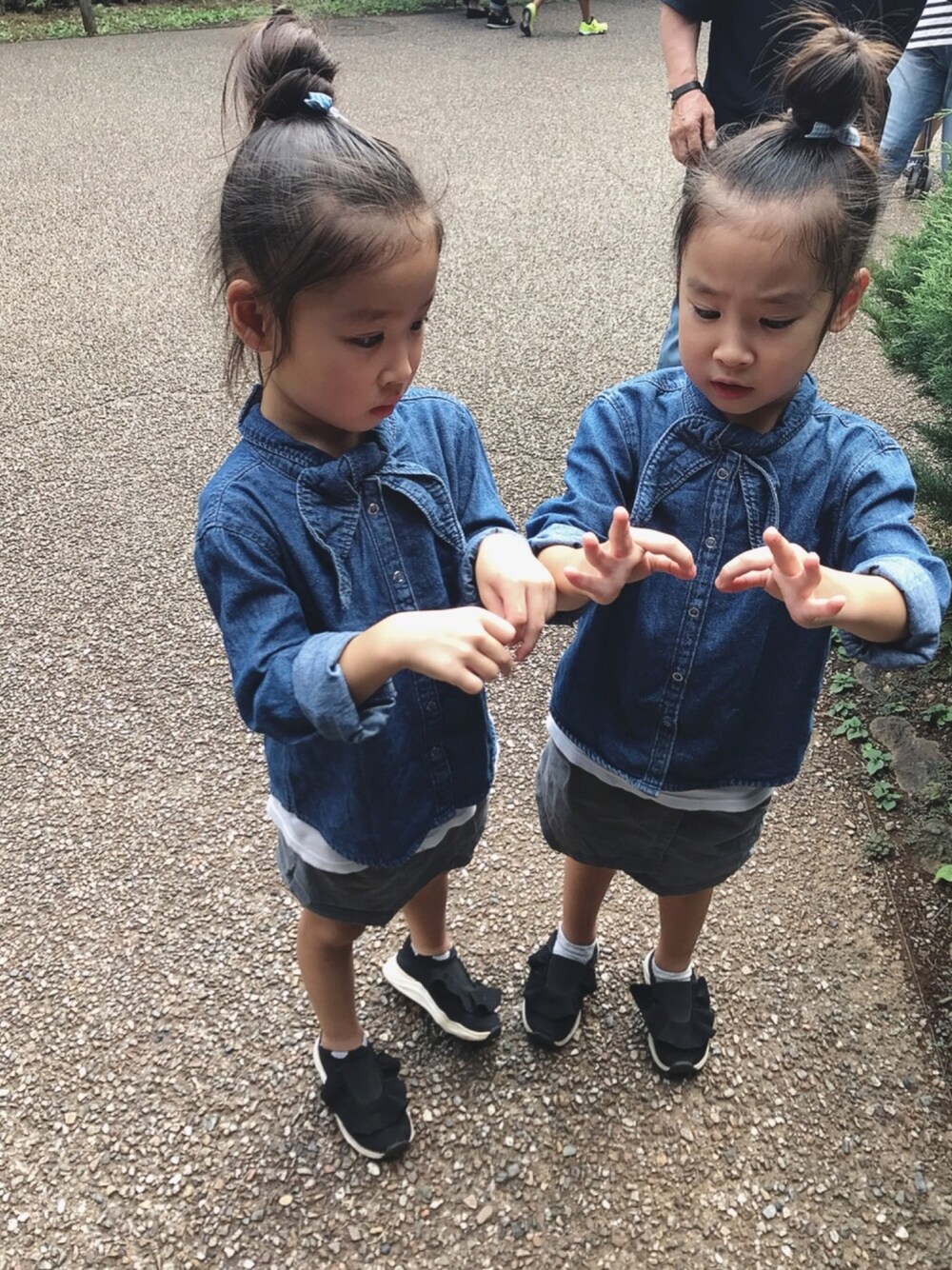 ブルー系のシャツ/ブラウス、ブラック系のスニーカーを着用したキッズの秋コーディネートの1枚目の写真