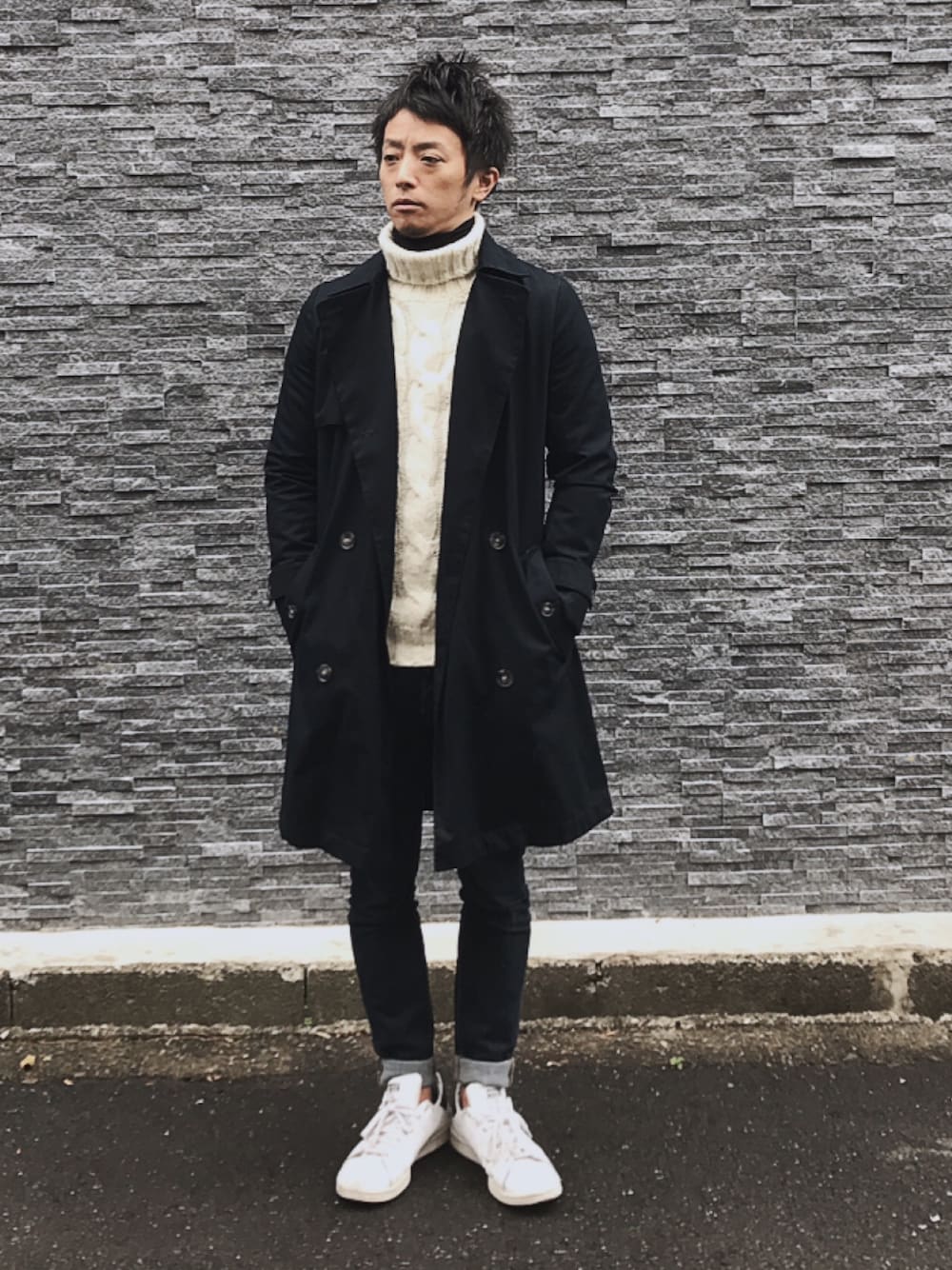 「冬コーデ、休日スタイル、シンプル、キレイめ、コート、デニムパンツ、大人カジュアル、ニット、ハイネック、パパコーデ」｜「DHOLICのアイテム（ニット/セーター、ホワイト系）」を使った、KEIJIさん（メンズ・170cm）の冬コーディネートの1枚目の写真