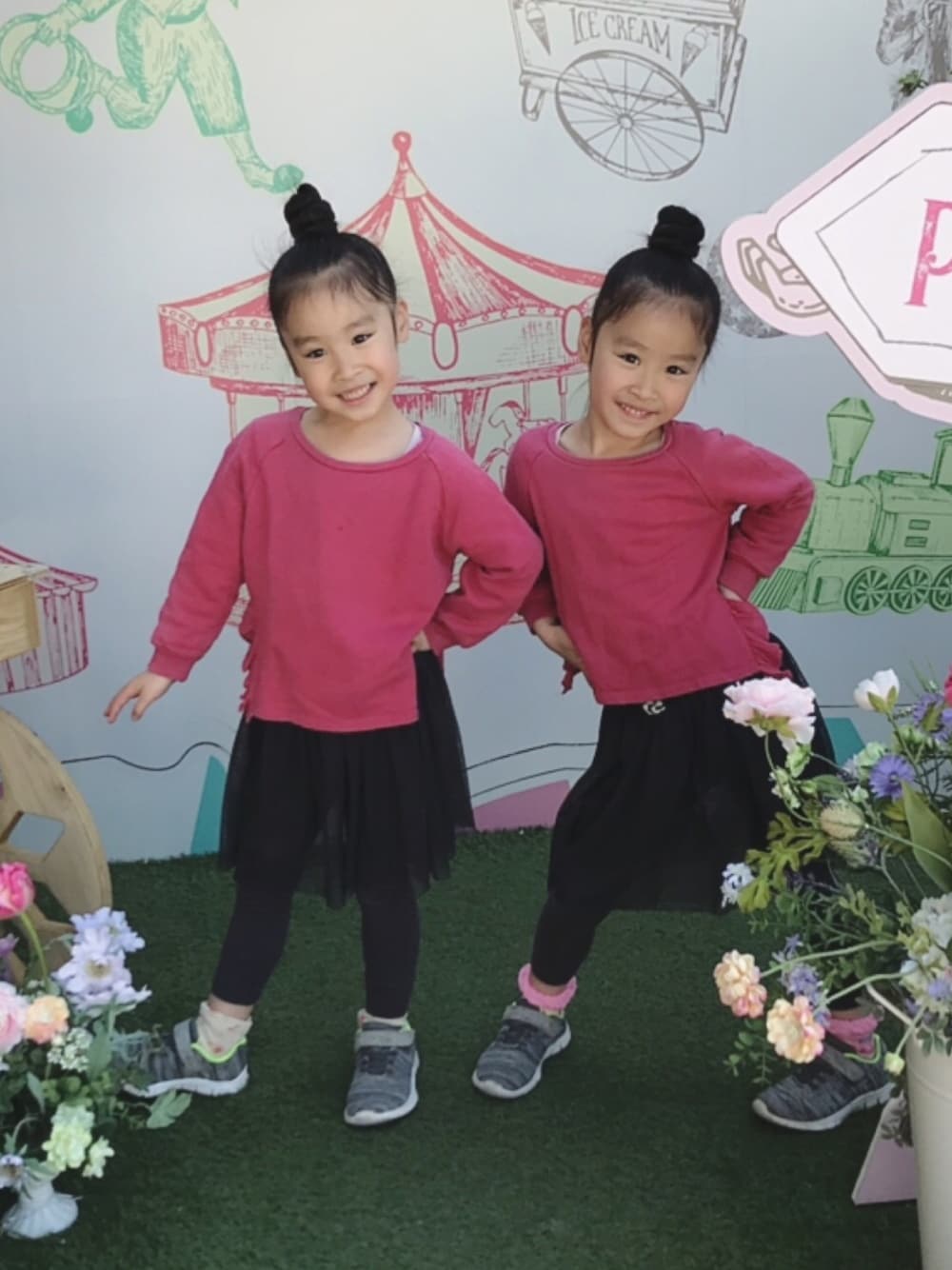 ピンク系のスウェット、ブラック系のスカート、グレー系のスニーカーを着用したキッズの春コーディネートの1枚目の写真