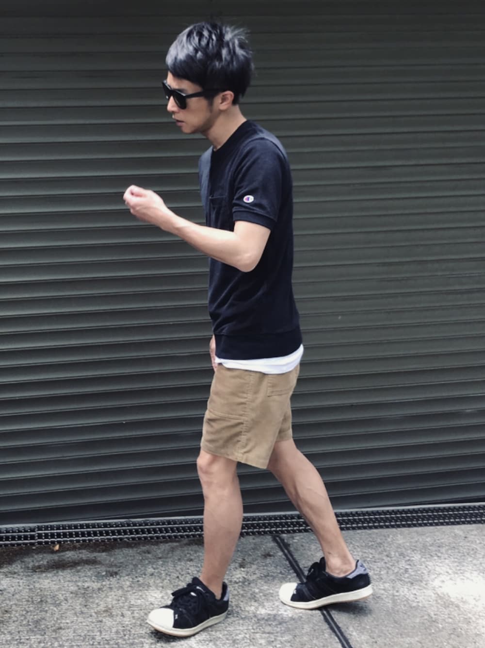 ブラック系のTシャツ/カットソー、ベージュ系のその他パンツ、ブラック系のスニーカーを着用したメンズの春コーディネートの1枚目の写真