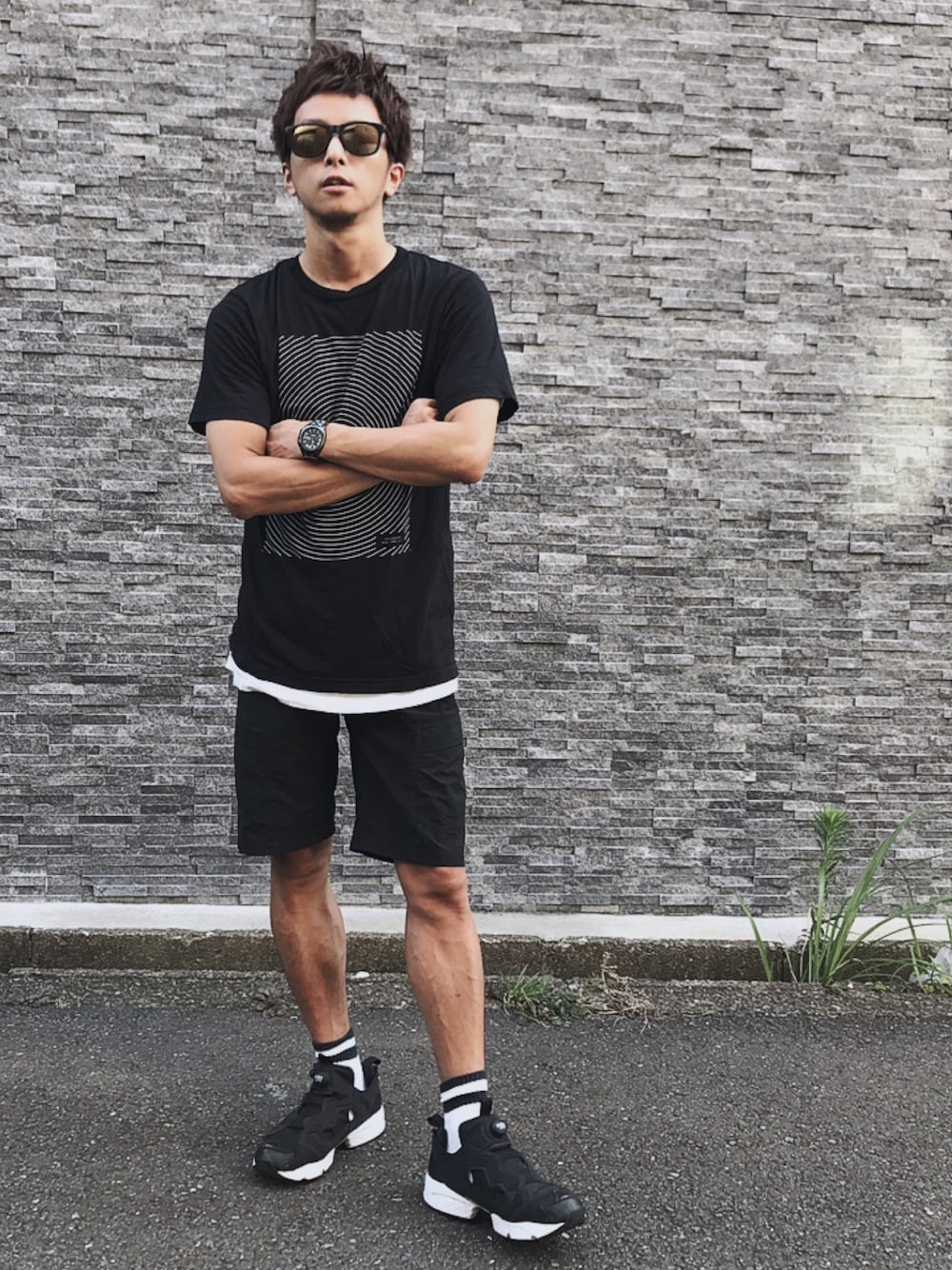 ブラック系のTシャツ/カットソー、ブラック系のカーゴパンツ、ブラック系のスニーカーを着用したメンズの夏コーディネートの1枚目の写真