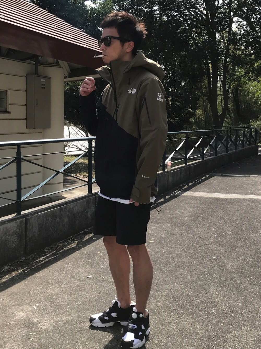 「大人カジュアル、スニーカーコーデ、ハーフパンツ、マウンテンパーカー、パパコーデ、ノースフェイス、リーボック(Reebok)、ポンプフューリー」｜「THE NORTH FACEのアイテム（マウンテンパーカー、その他）」を使った、KEIJIさん（メンズ・170cm）の春コーディネートの1枚目の写真