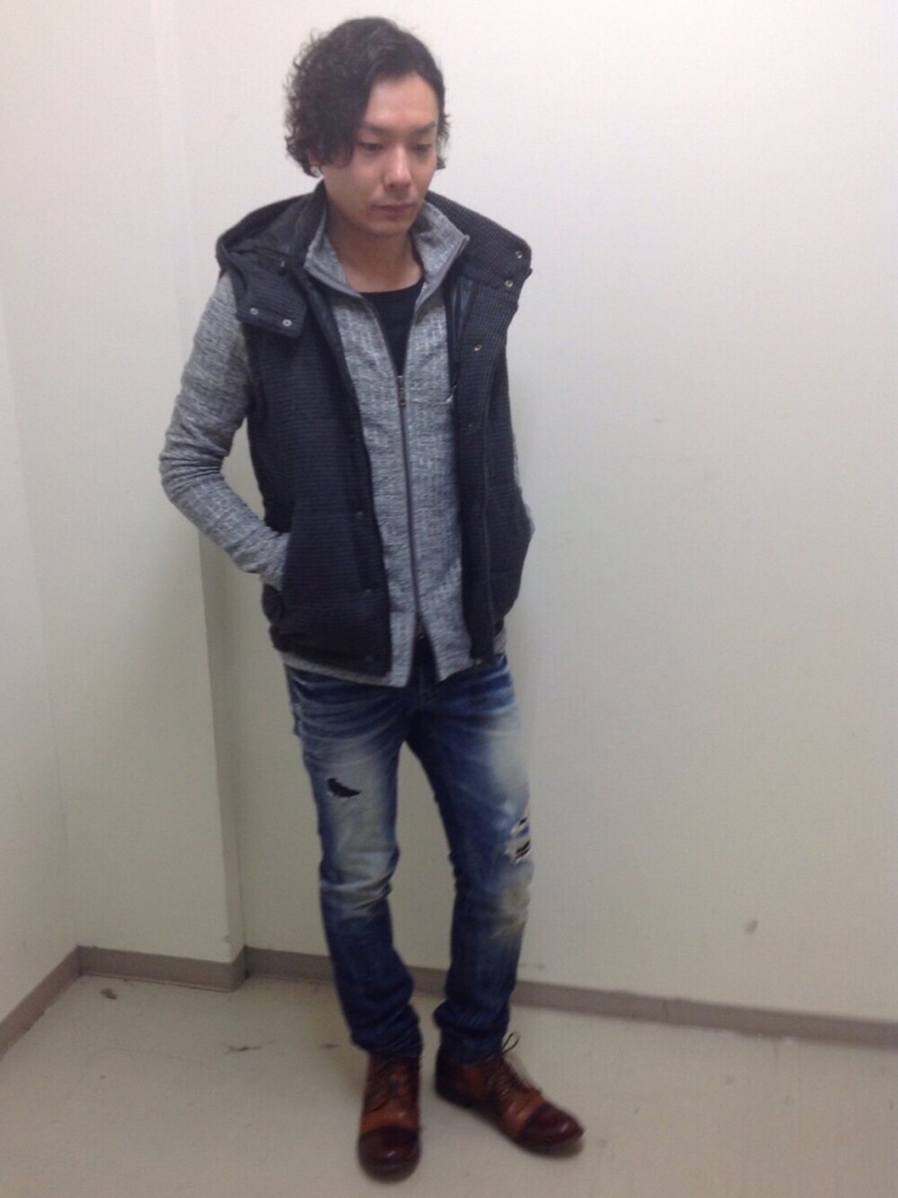 その他のダウンベスト、その他のブルゾン、その他のデニムパンツを着用したメンズの冬コーディネートの1枚目の写真