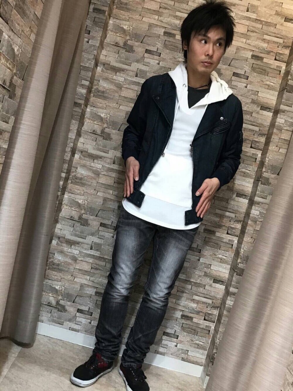 ブラック系のデニムパンツを着用したメンズの冬コーディネートの1枚目の写真