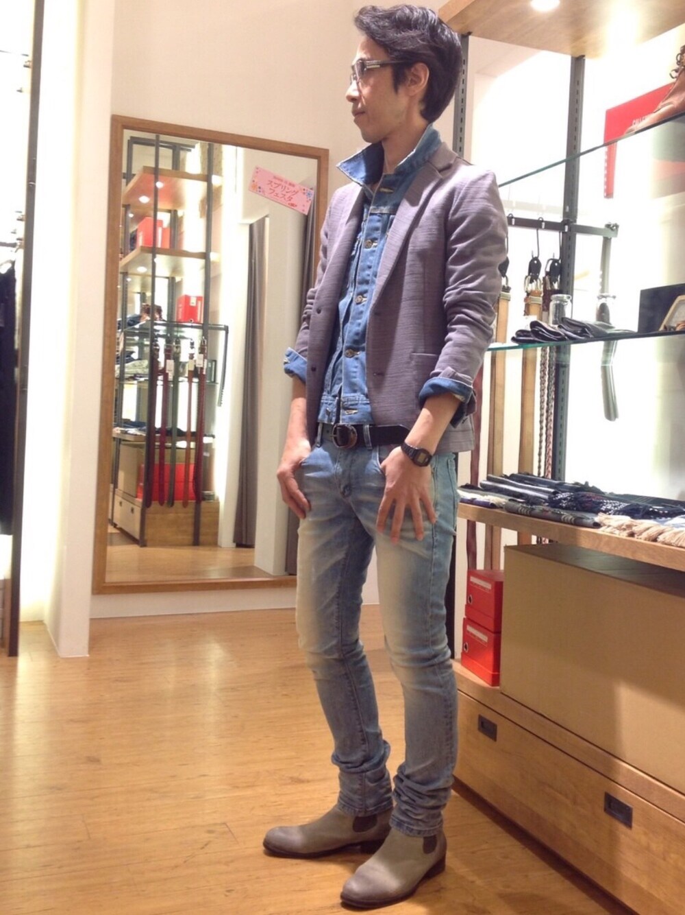 ブルー系のデニムパンツ、その他のブーツ、ブルー系のデニムジャケットを着用したメンズの冬コーディネートの1枚目の写真